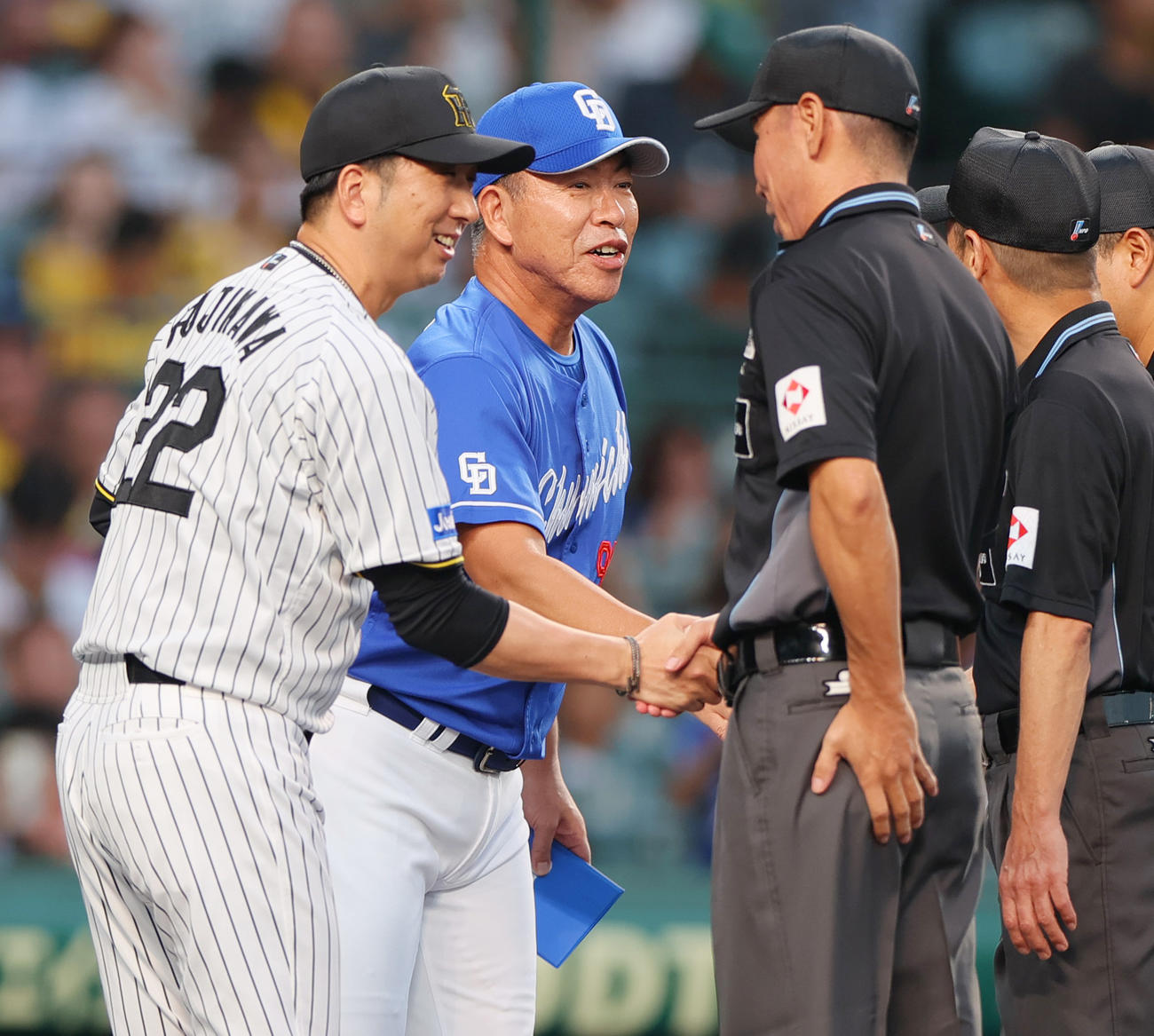 阪神対中日　試合前、審判団と握手をかわす阪神藤川監督（左）と中日井上監督（撮影・上山淳一）