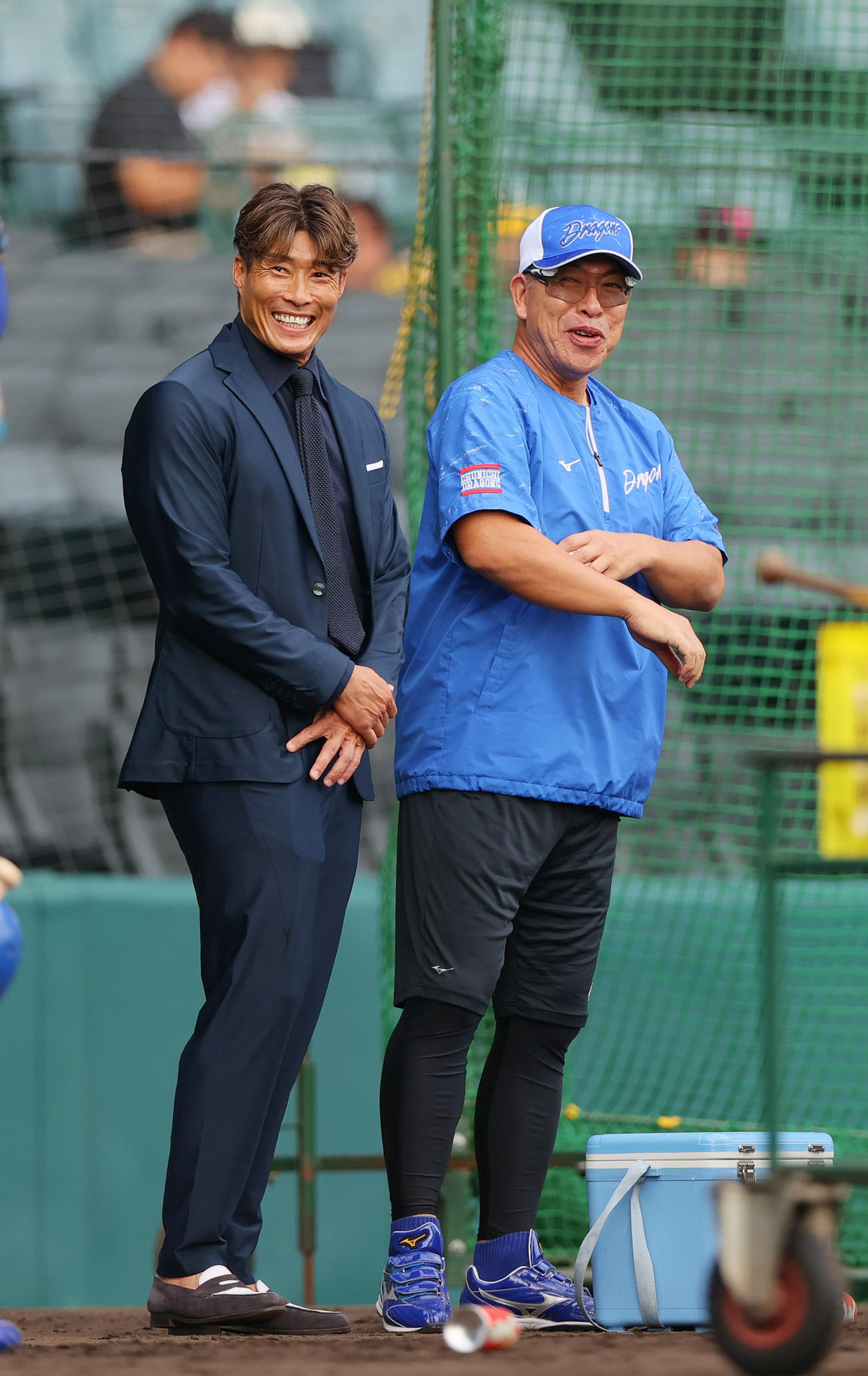 阪神対中日　試合前、笑顔で話す中日井上監督（右）と糸井氏（撮影・上山淳一）