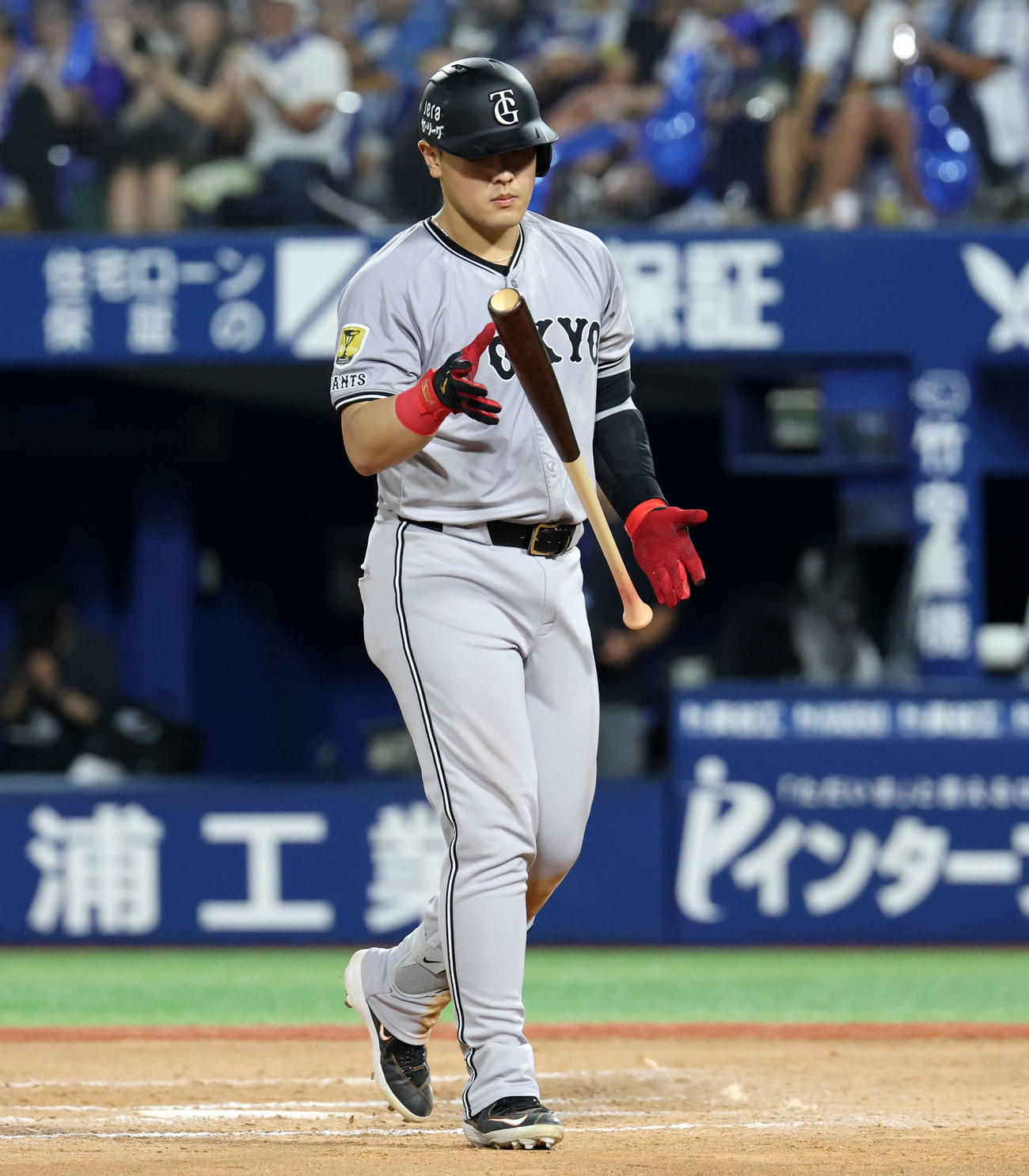 DeNA対巨人　7回表巨人2死、空振り三振に倒れた岡本（撮影・浅見桂子）