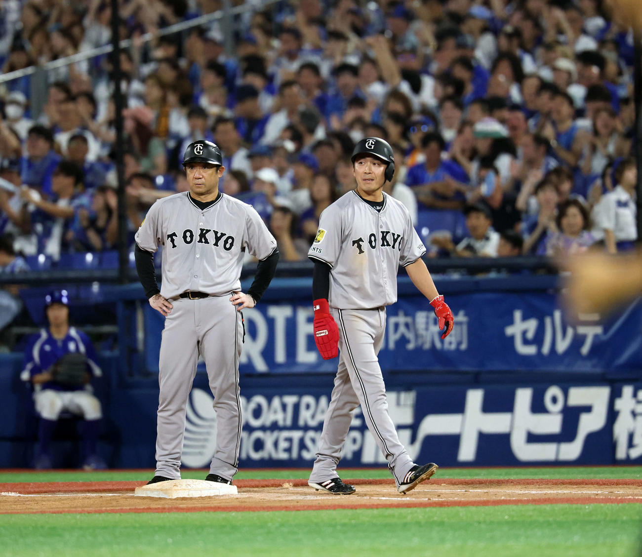 DeNA対巨人　9回表巨人1死一、三塁、一塁走者増田大（右）はけん制アウトとなりぼう然（撮影・浅見桂子）