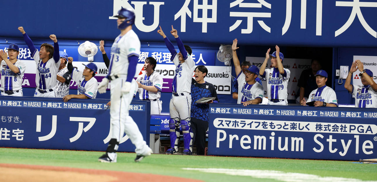 DeNA対巨人　4回裏DeNA2死満塁、筒香が2点適時打を放ち、喜ぶ三浦監督（右）らDeNAベンチ（撮影・浅見桂子）