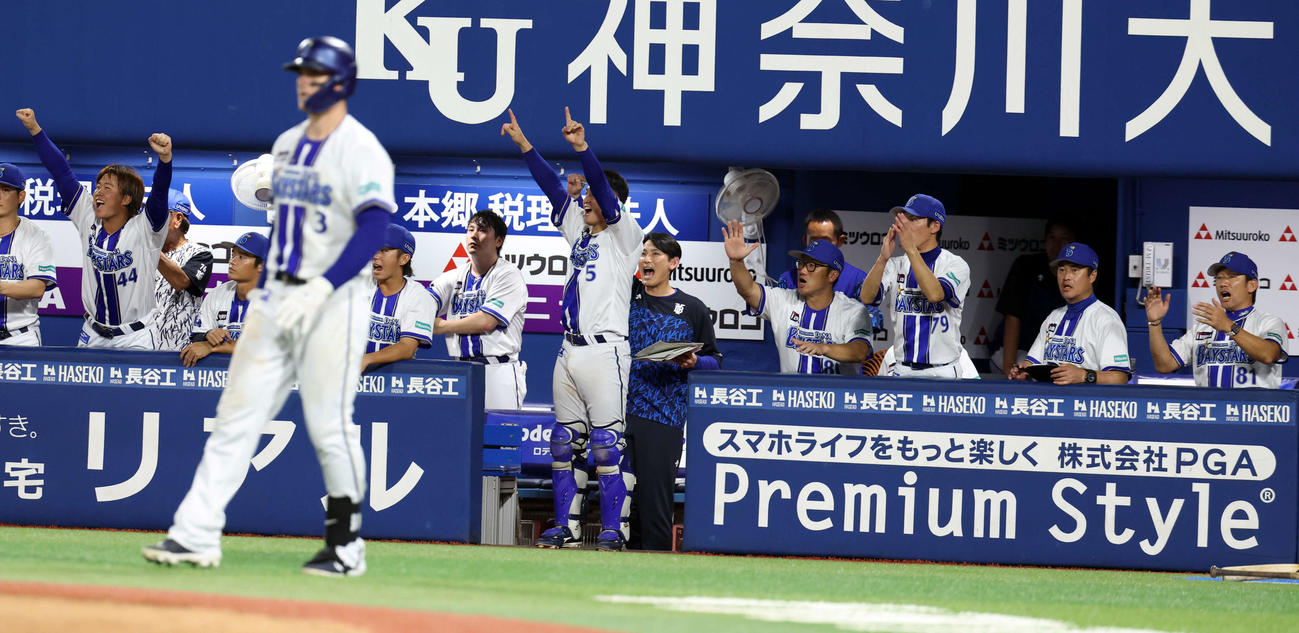 DeNA対巨人　4回裏DeNA2死満塁、筒香が2点適時打を放ち、雄叫びを上げて喜ぶ三浦監督（右）らDeNAベンチ（撮影・浅見桂子）