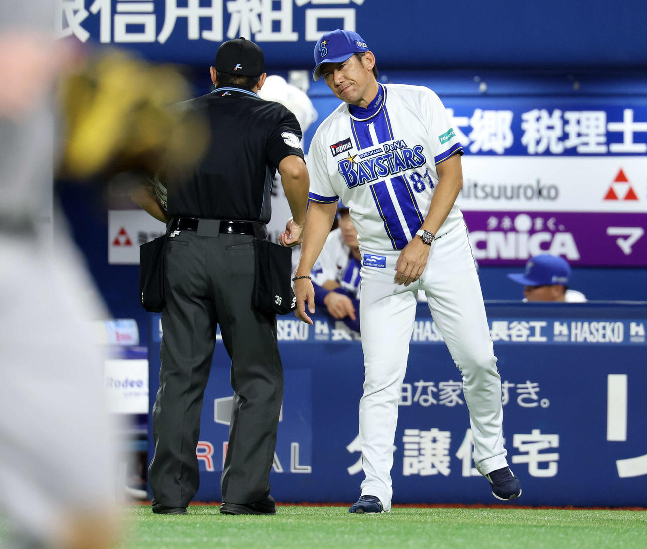 DeNA対巨人　3回表巨人の攻撃前、投手交代を告げるDeNA三浦監督（撮影・浅見桂子）