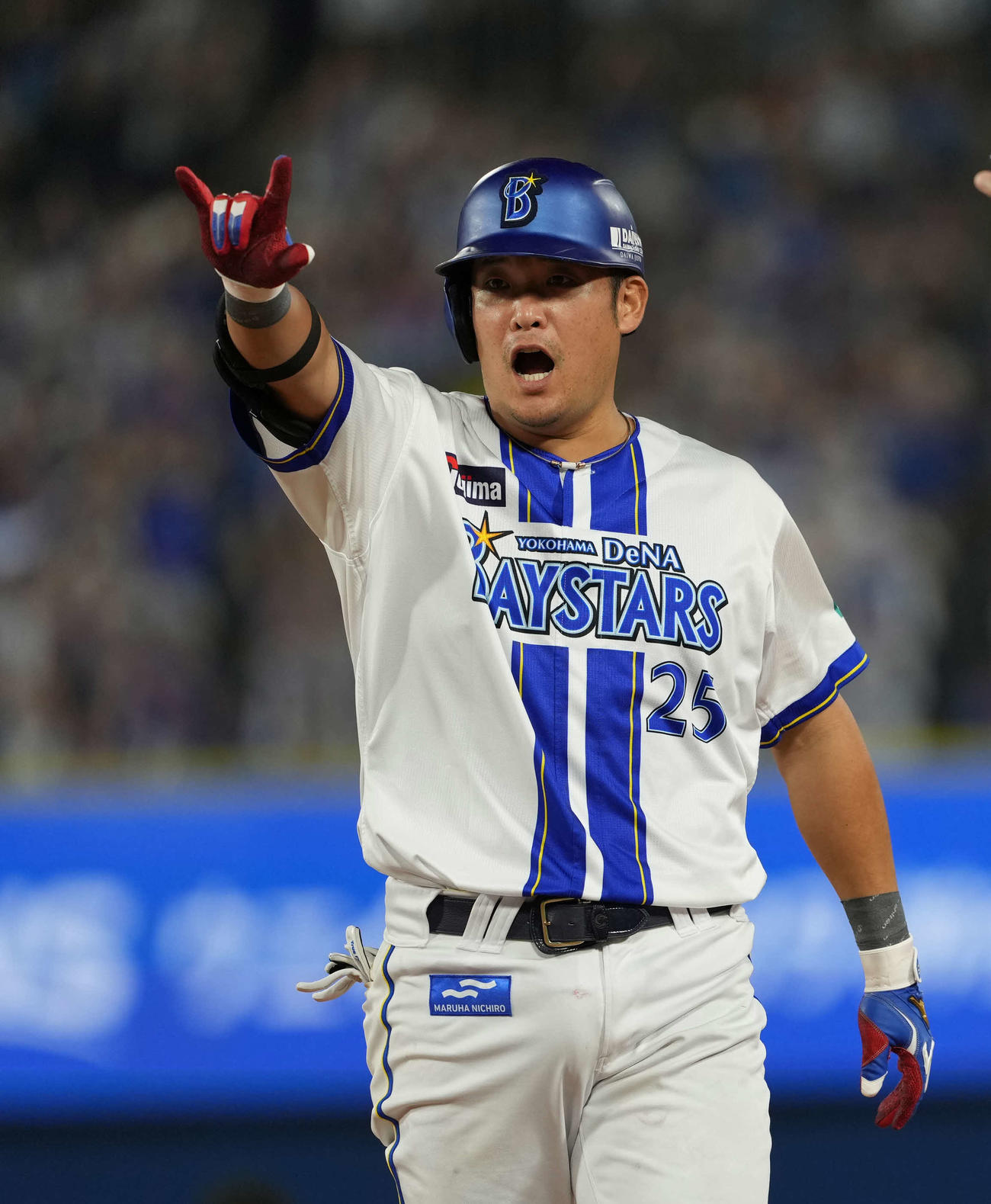 DeNA対巨人　4回裏DeNA2死満塁、筒香は適時打を放ちガッツポーズ（撮影・井上学）