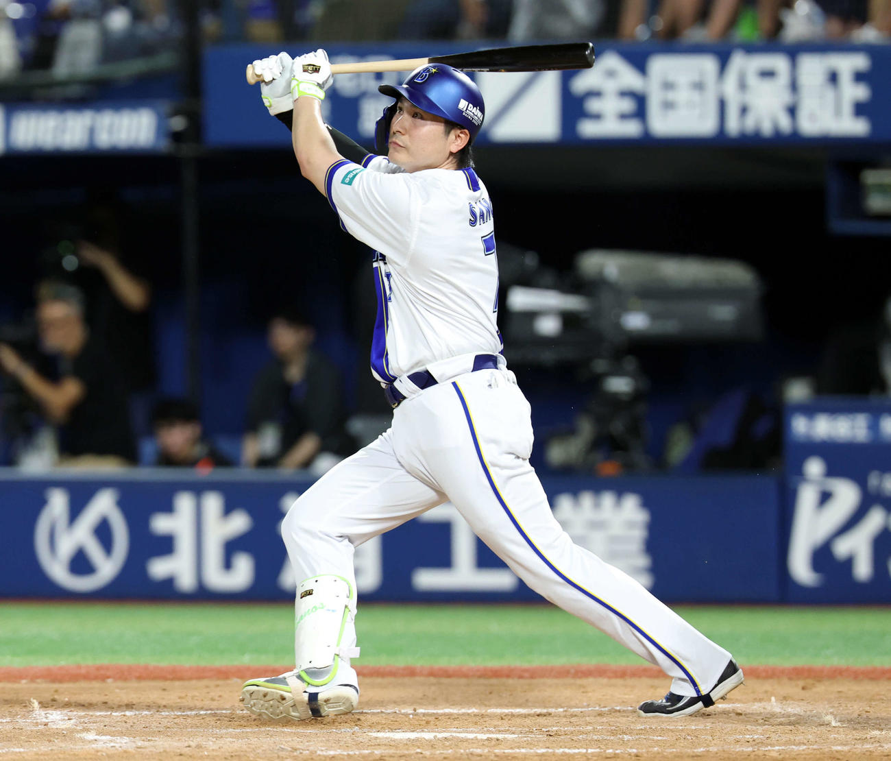 DeNA対巨人　4回裏DeNA1死二塁、佐野は左適時打を放つ（撮影・浅見桂子）