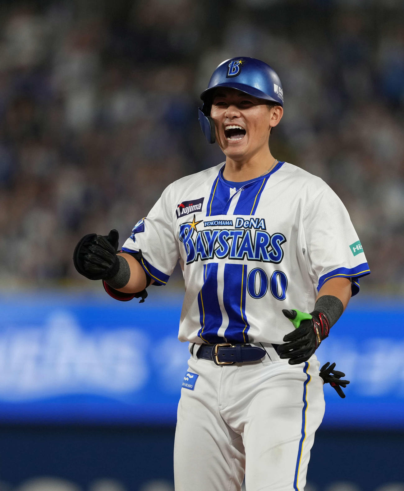 DeNA対巨人　4回裏DeNA1死二、三塁、林は適時打を放ち雄たけびを上げる（撮影・井上学）