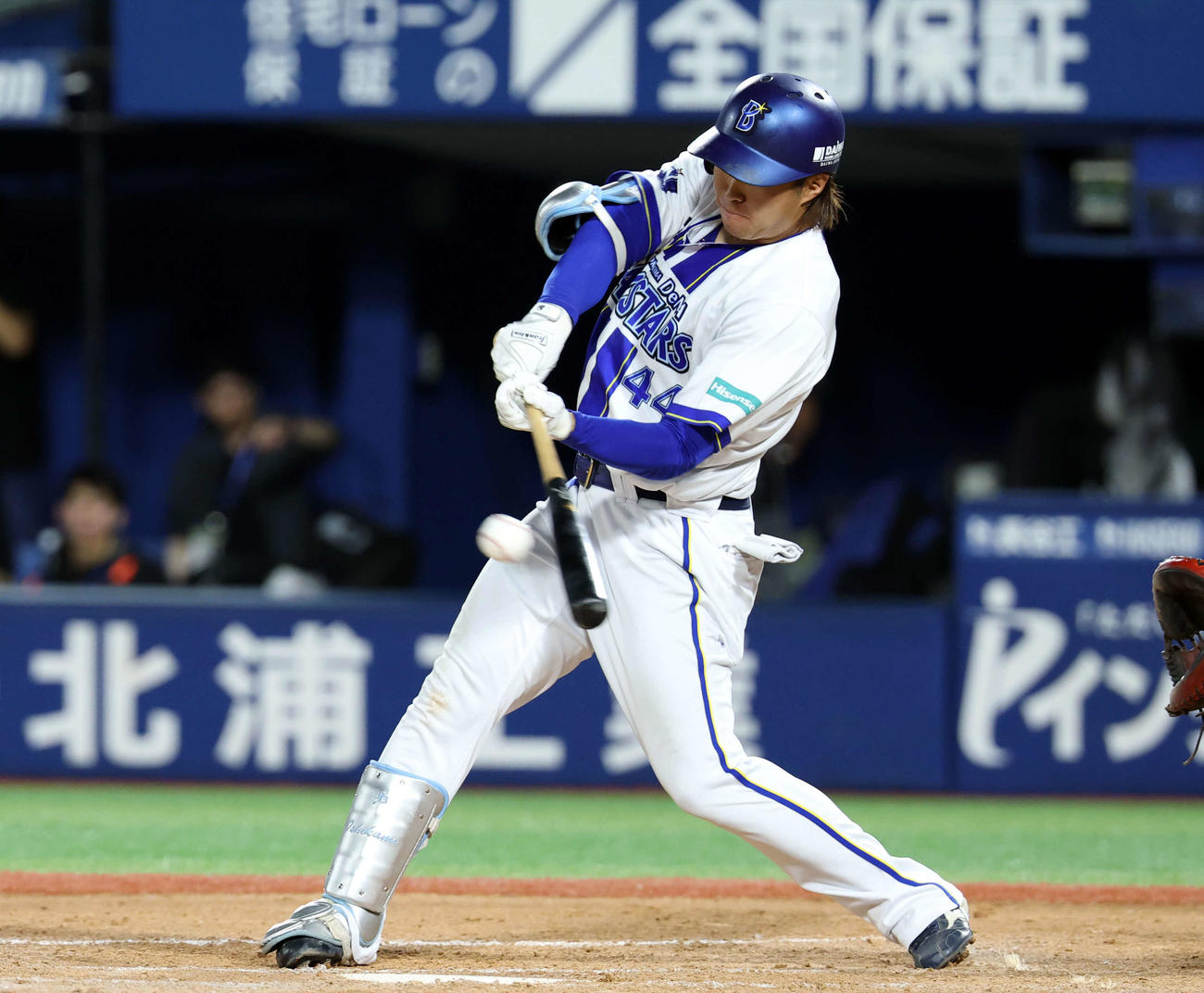 DeNA対巨人　4回裏DeNA1死一、二塁、石上は適時二塁打を放つ（撮影・浅見桂子）