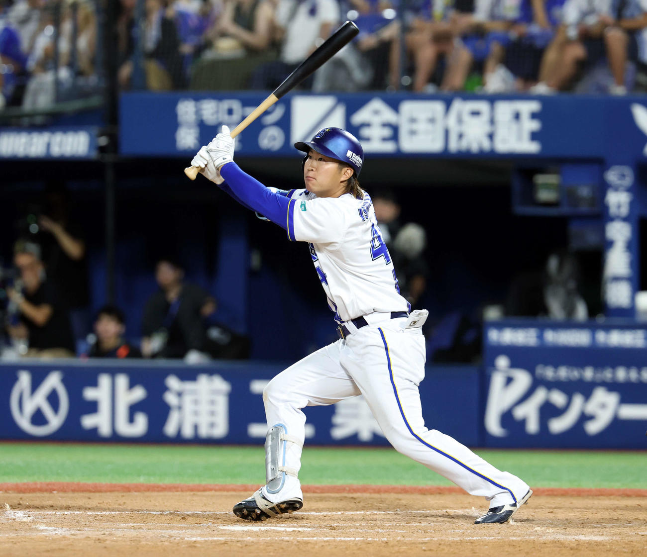 DeNA対巨人　4回裏DeNA1死一、二塁、石上は適時二塁打を放つ（撮影・浅見桂子）