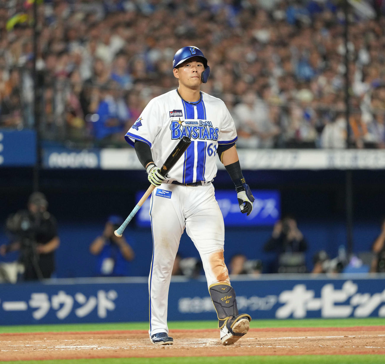 DeNA対巨人　4回裏DeNA1死満塁、蝦名は押し出し四球を選ぶ（撮影・井上学）