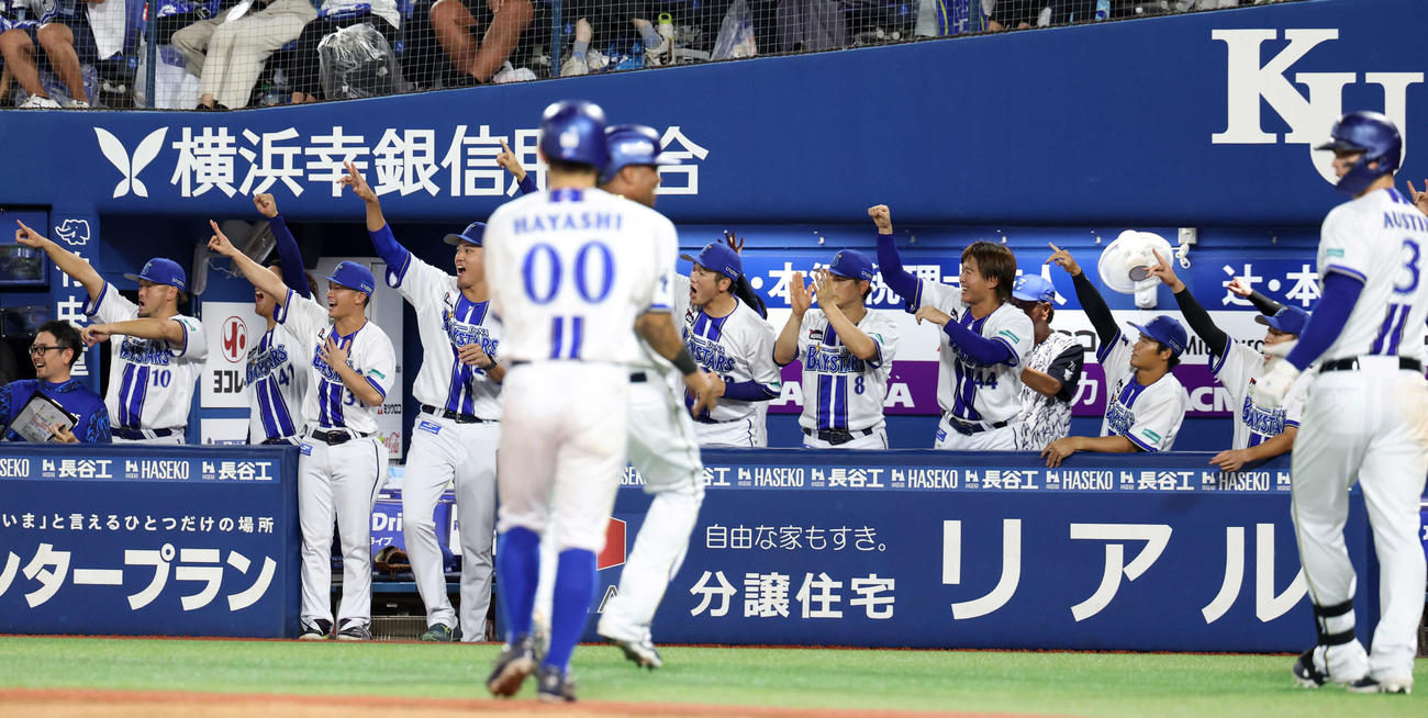 DeNA対巨人　4回裏DeNA2死満塁、筒香が2点適時打を放ち、雄叫びを上げて喜ぶDeNAベンチ（撮影・浅見桂子）