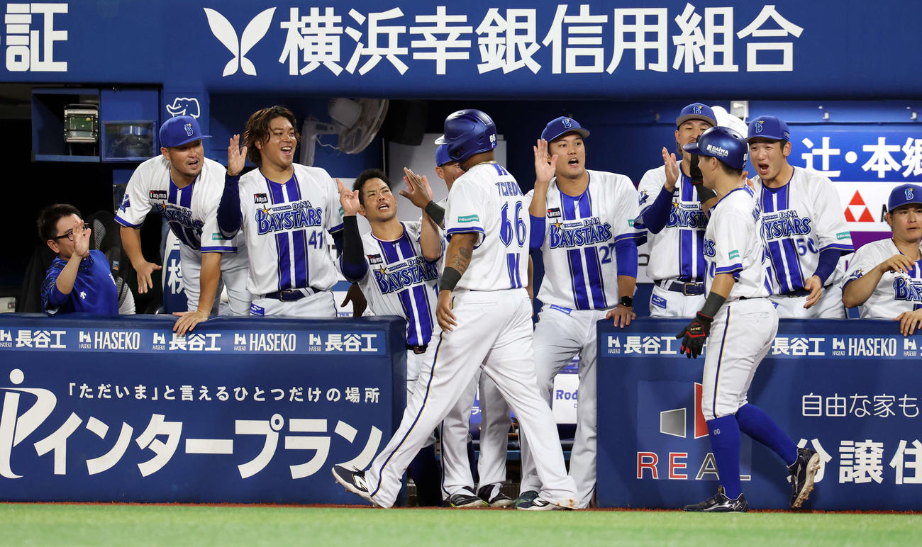 DeNA対巨人　4回裏DeNA2死満塁、筒香が2点適時打を放ち、生還したビシエド（手前）らを笑顔で迎えるDeNAベンチ（撮影・浅見桂子）