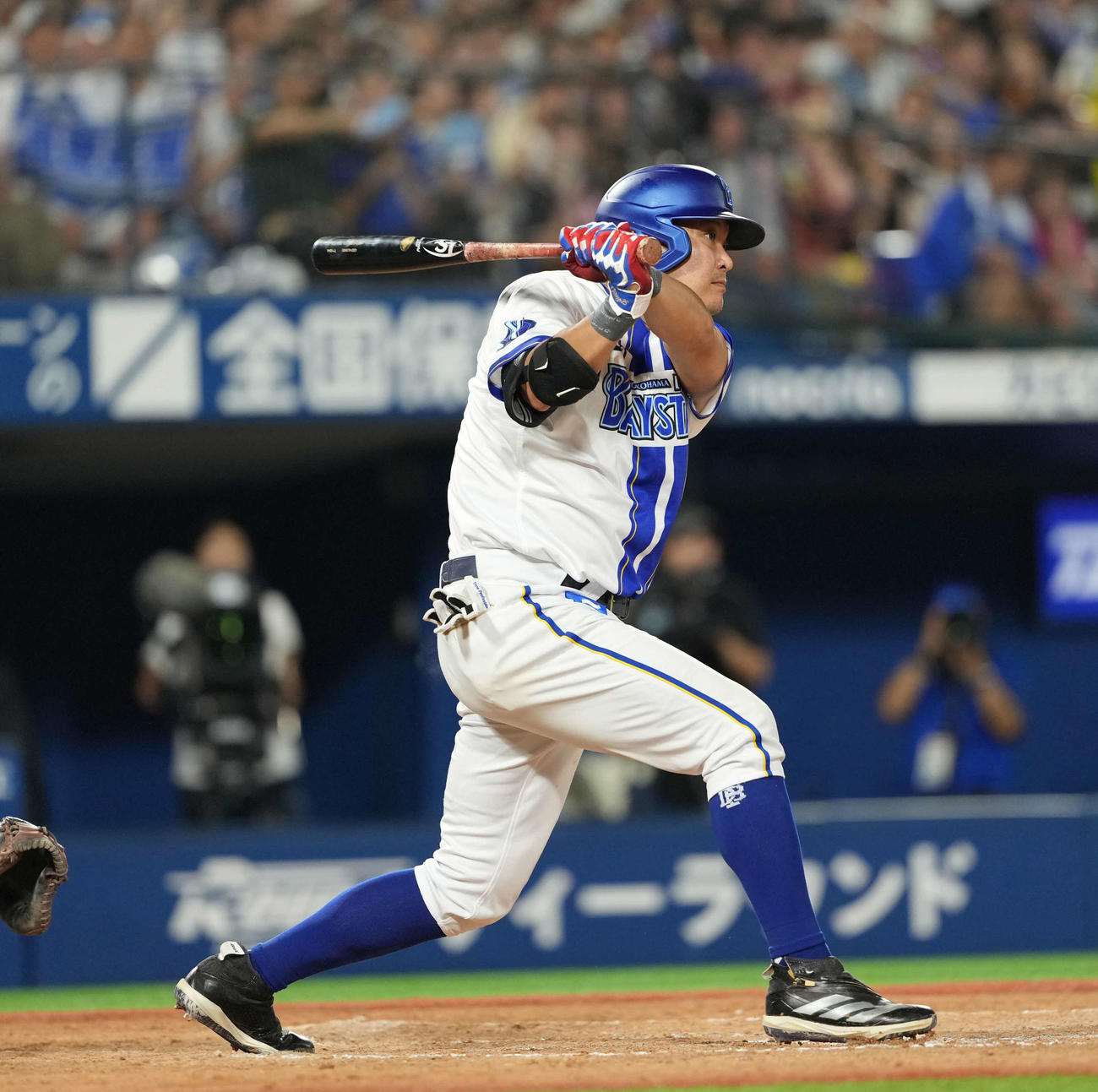 DeNA対巨人　4回裏DeNA2死満塁、筒香は適時打を放つ（撮影・井上学）