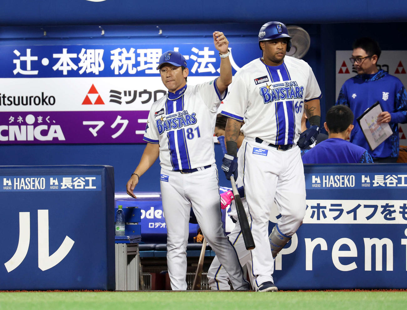 DeNA対巨人　4回裏DeNA1死一、三塁、代打ビシエド（手前右）をコールする三浦監督（撮影・浅見桂子）