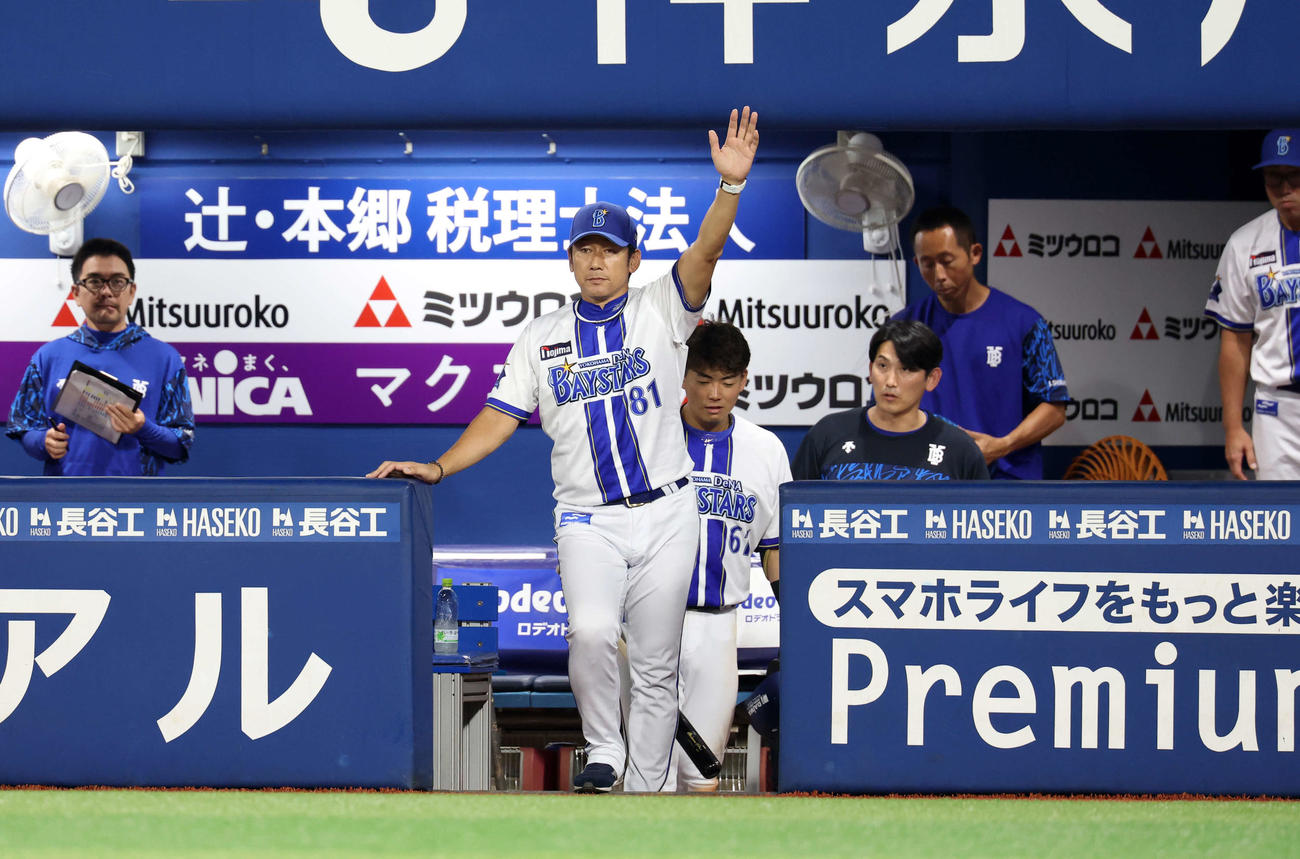 DeNA対巨人　4回裏DeNA1死一、三塁、代打ビシエドをコールする三浦監督（撮影・浅見桂子）