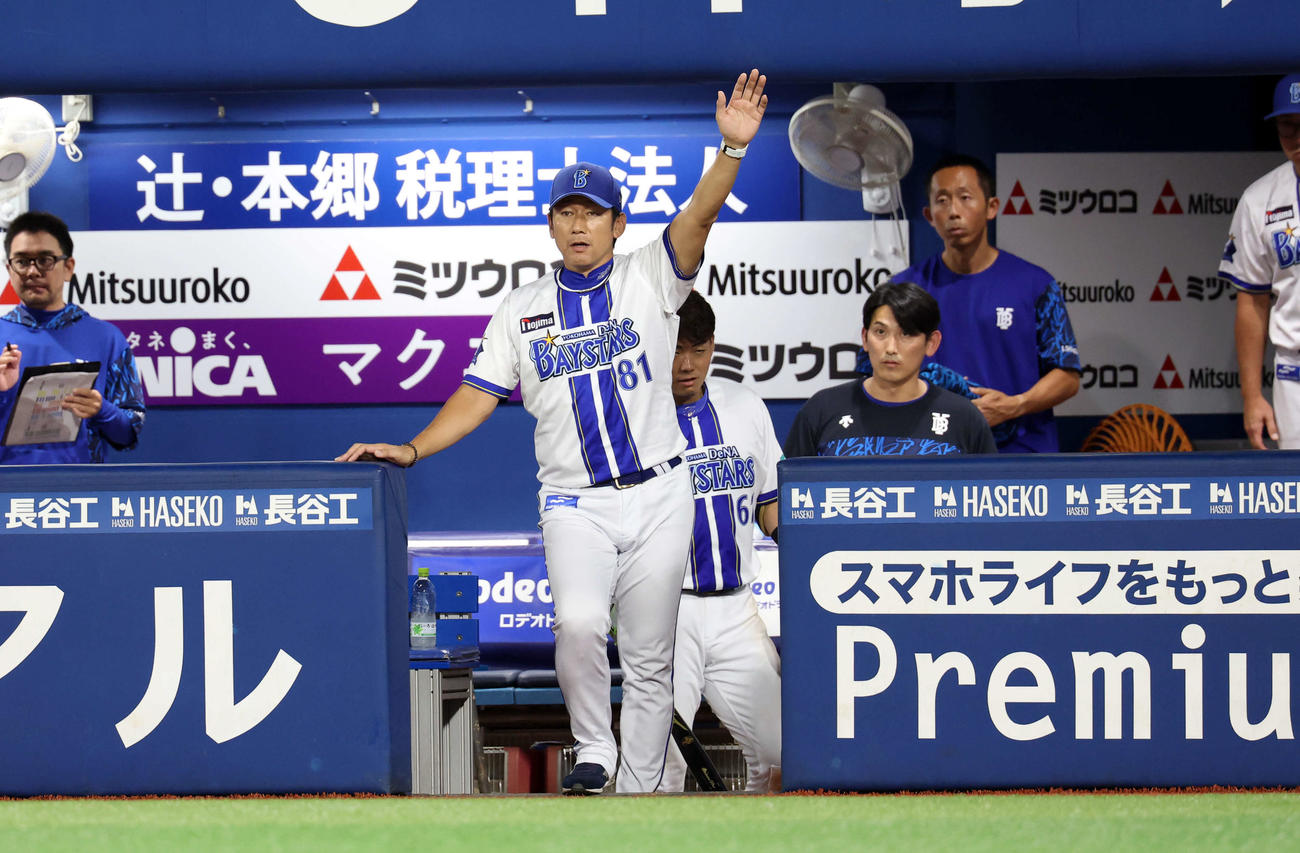 DeNA対巨人　4回裏DeNA1死一、三塁、代打ビシエドをコールする三浦監督（撮影・浅見桂子）
