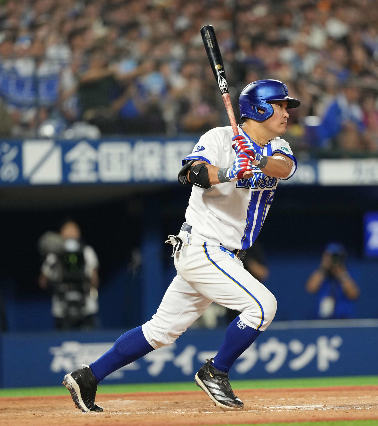 DeNA対巨人　4回裏DeNA2死満塁、筒香は適時打を放つ（撮影・井上学）