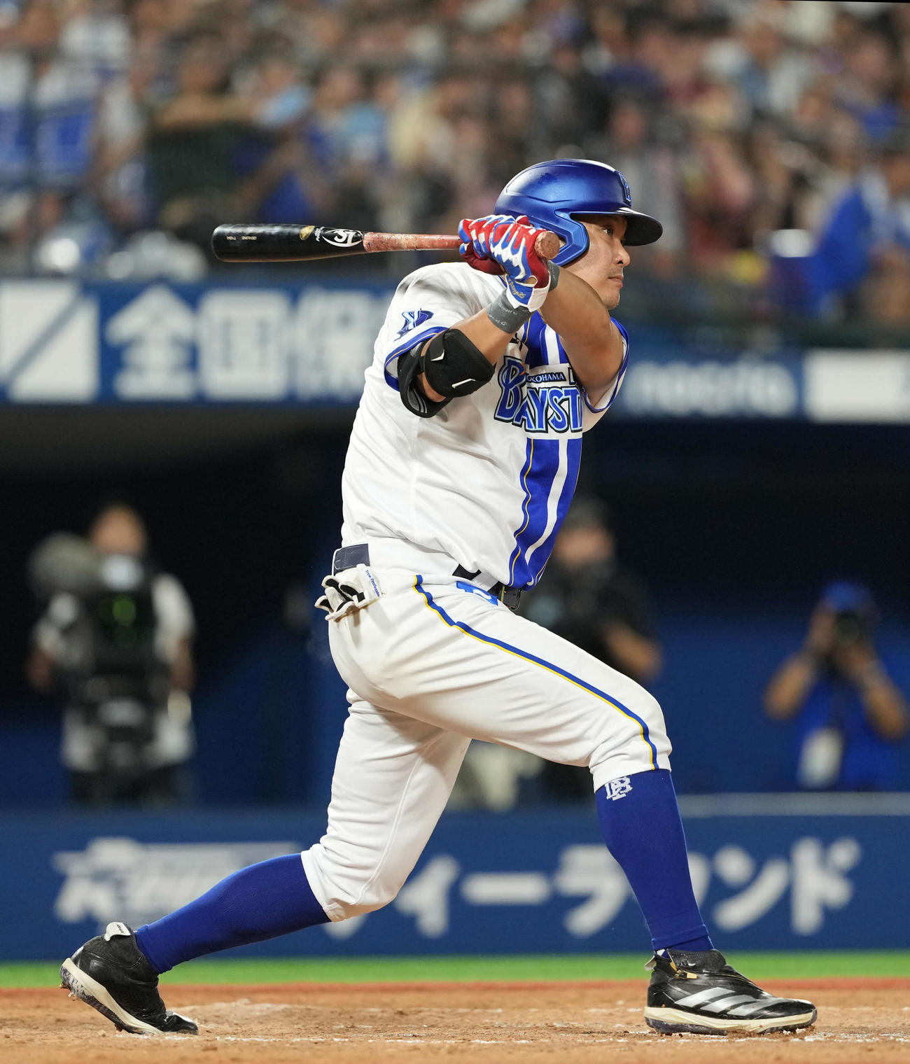 DeNA対巨人　4回裏DeNA2死満塁、筒香は適時打を放つ（撮影・井上学）