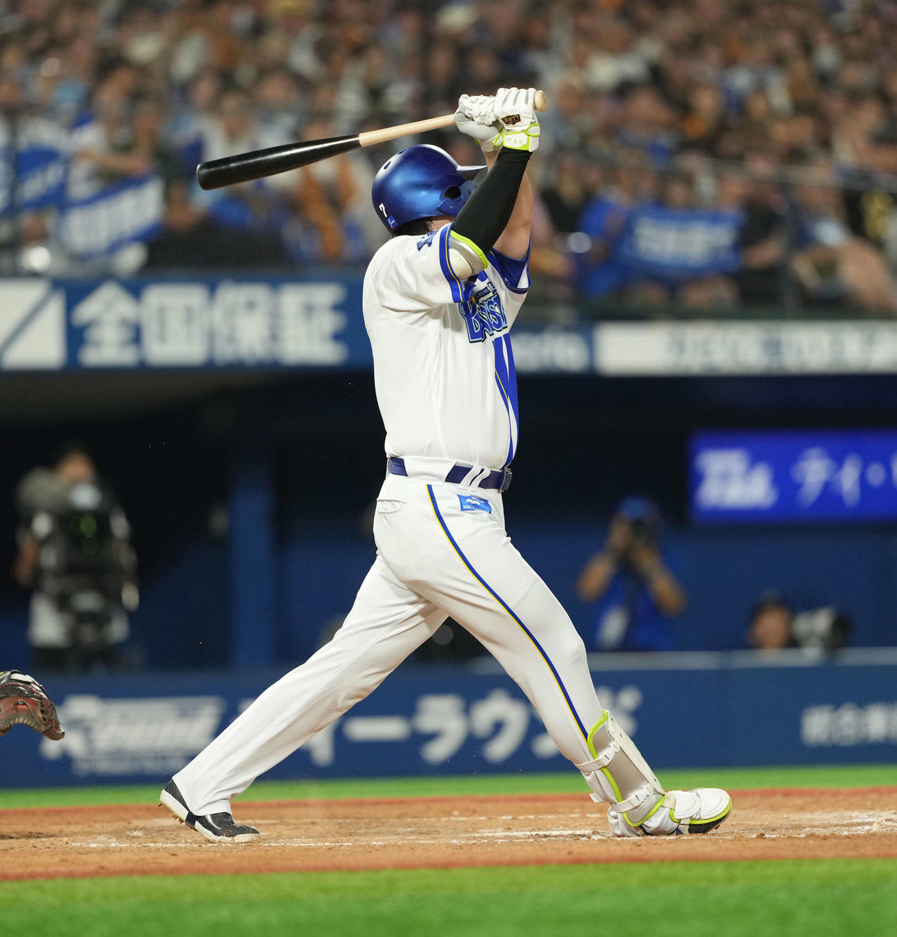 DeNA対巨人　4回裏DeNA1死二塁、佐野は適時打を放つ（撮影・井上学）