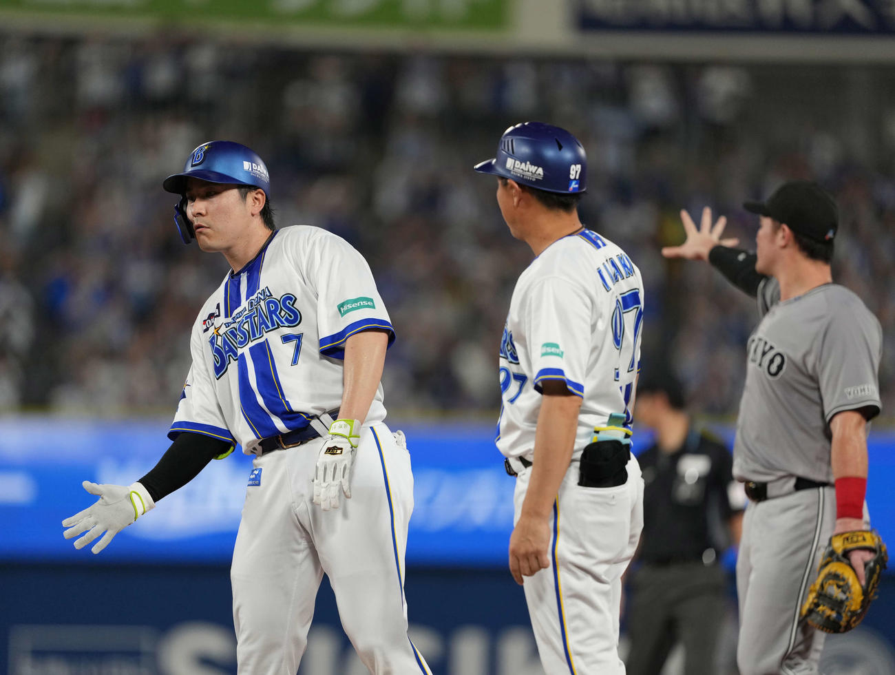 DeNA対巨人　4回裏DeNA1死二塁、佐野は適時打を放ちポーズ（撮影・井上学）