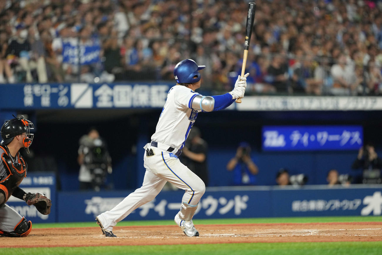 DeNA対巨人　4回裏DeNA1死一、二塁、石上は適時打を放つ（撮影・井上学）