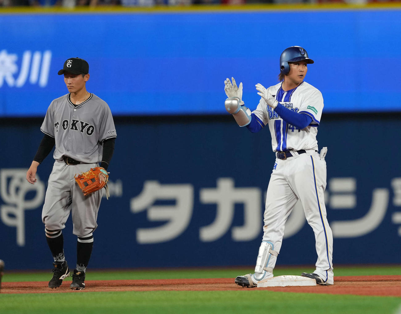 DeNA対巨人　4回裏DeNA1死一、二塁、石上は適時打を放つ（撮影・井上学）