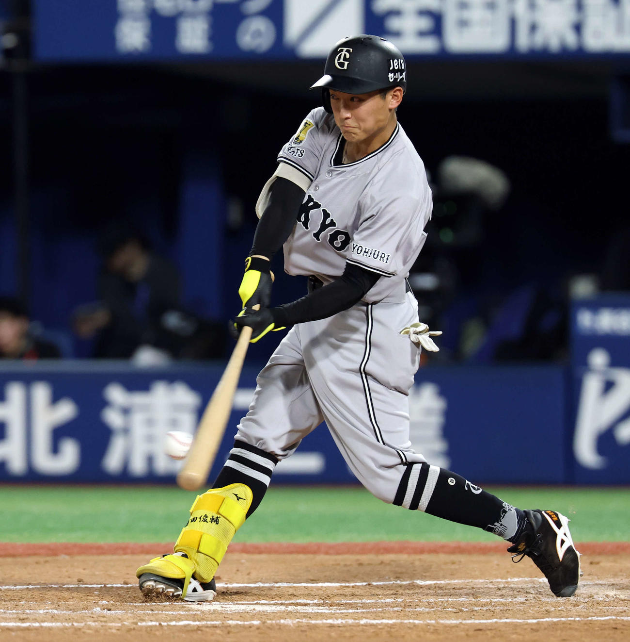 DeNA対巨人　2回表巨人1死二、三塁、浦田は勝ち越し2点適時打を放つ（撮影・浅見桂子）