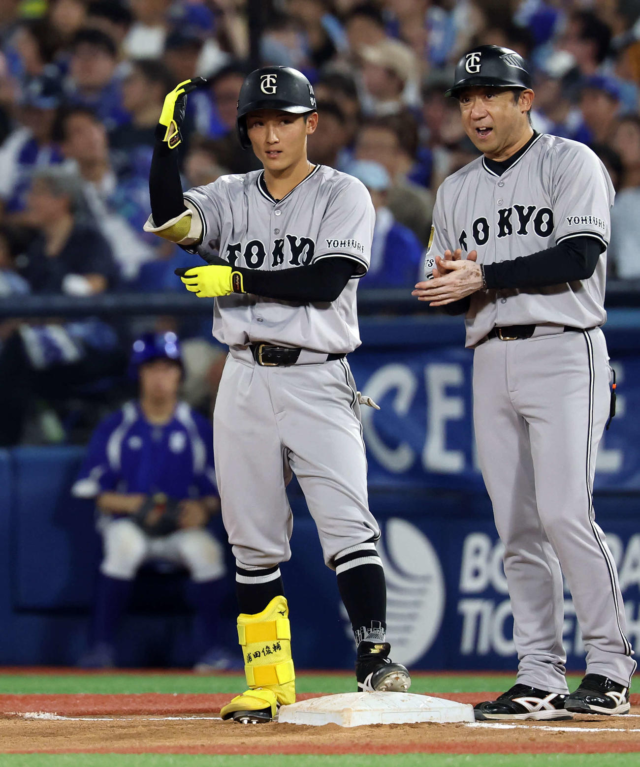 DeNA対巨人　2回表巨人1死二、三塁、浦田は勝ち越し2点適時打を放つ（撮影・浅見桂子）