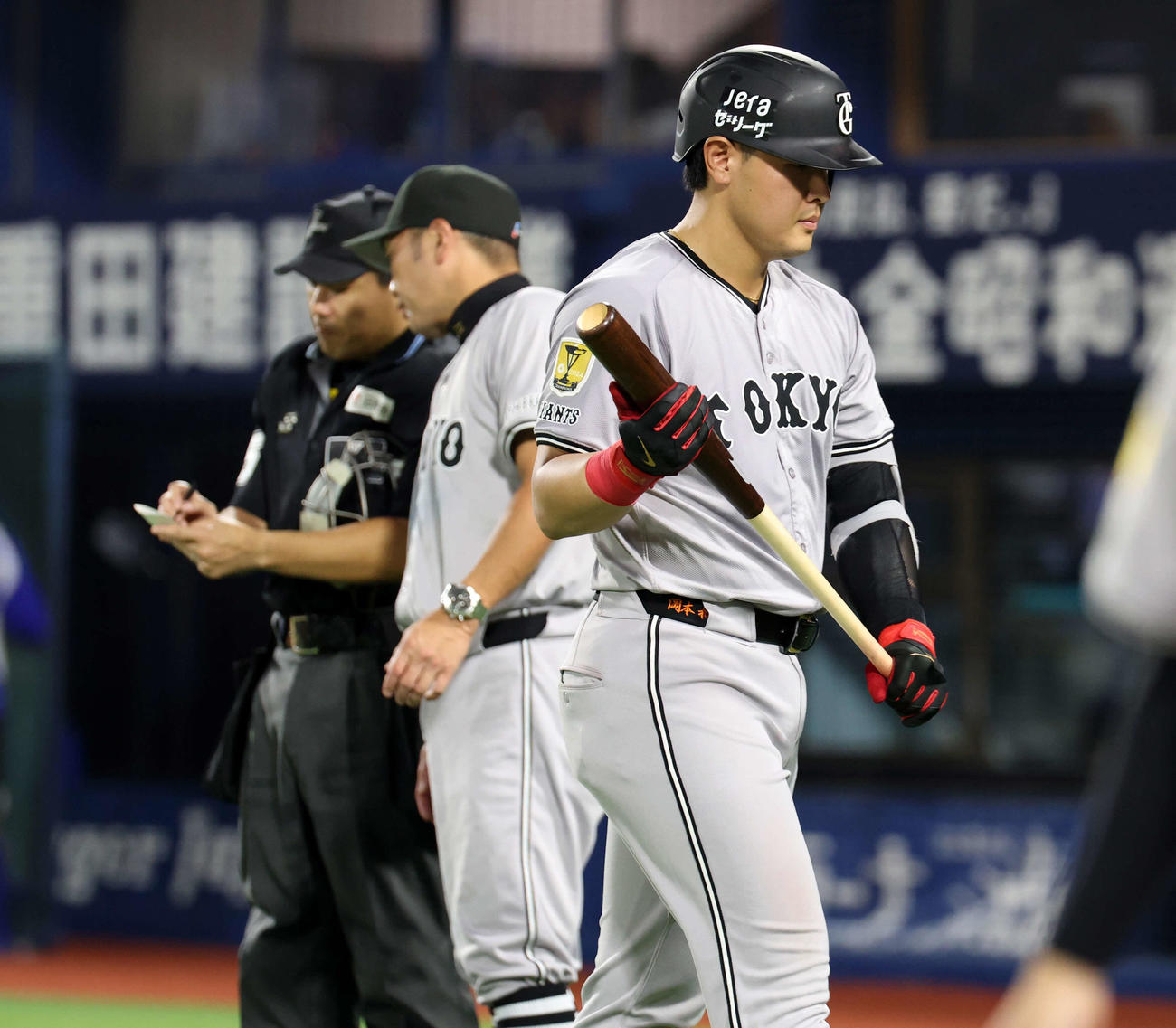 DeNA対巨人　7回表巨人2死、空振り三振に倒れた岡本は悔しそうに引き揚げる。後方は阿部監督（撮影・浅見桂子）