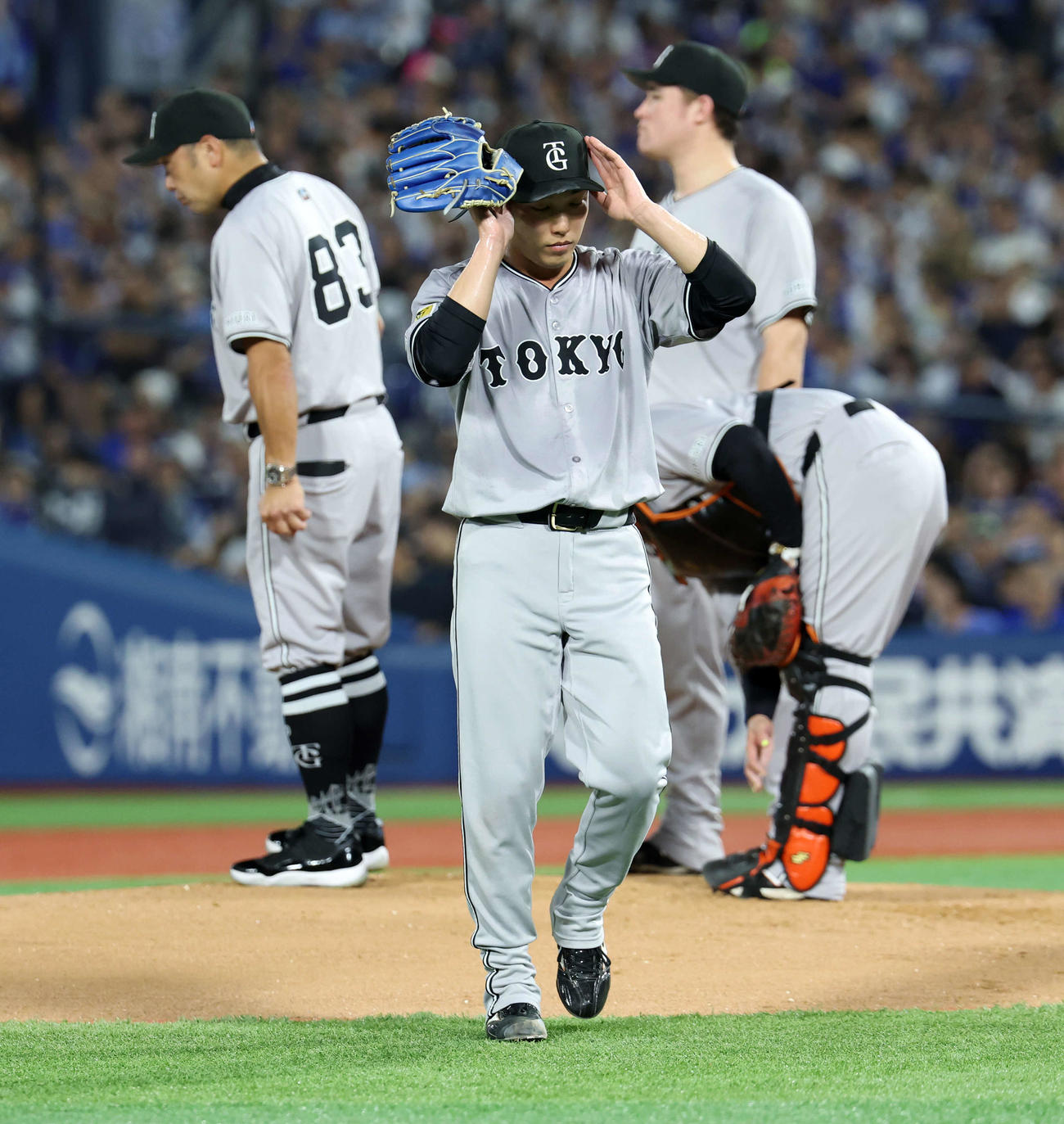DeNA対巨人　1回裏DeNA無死満塁、阿部監督（左）から降板を告げられ悔しそうにマウンドを降りる赤星（撮影・浅見桂子）