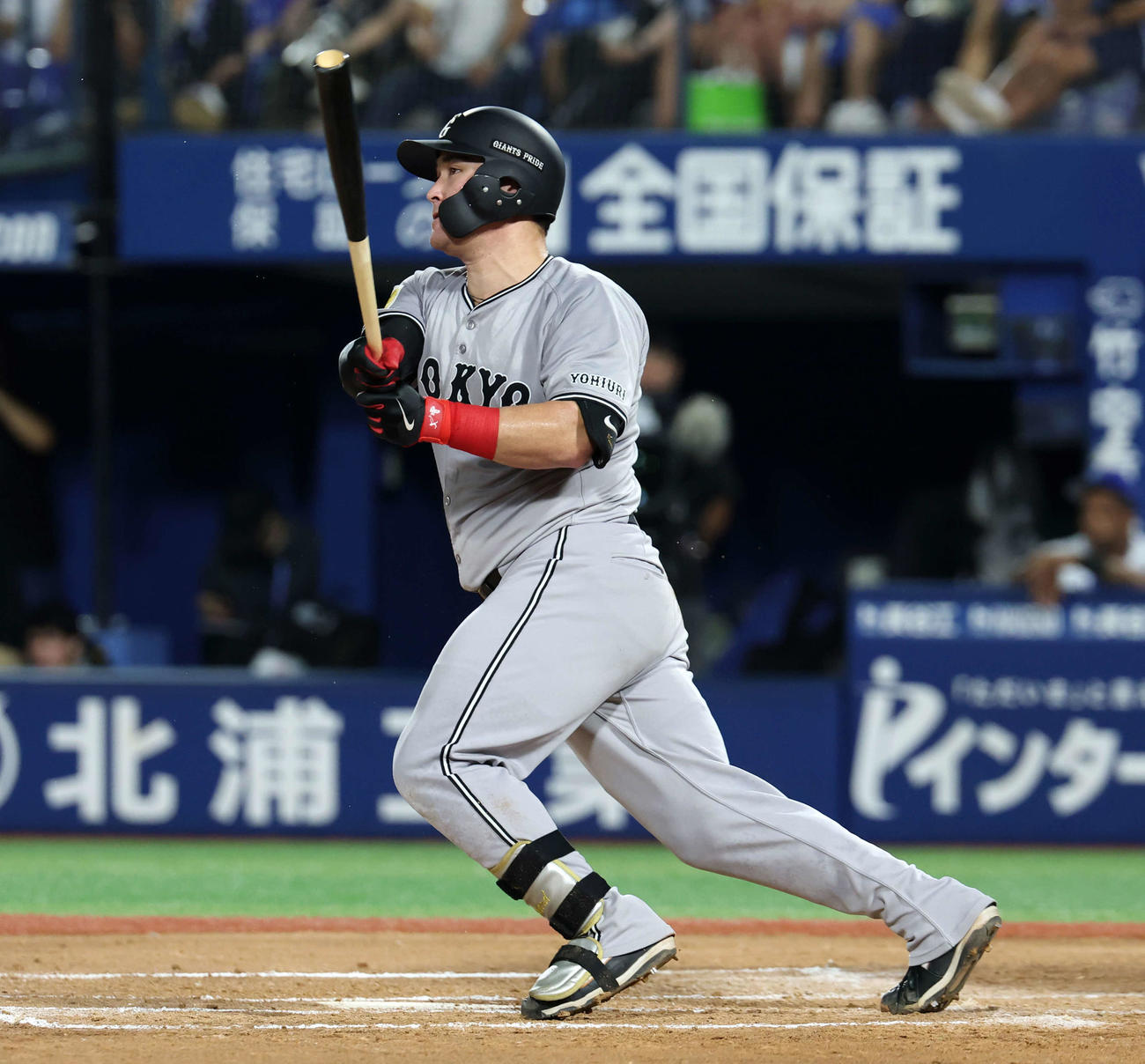 DeNA対巨人　2回表巨人1死一、二塁、リチャードは適時二塁打を放つ（撮影・浅見桂子）