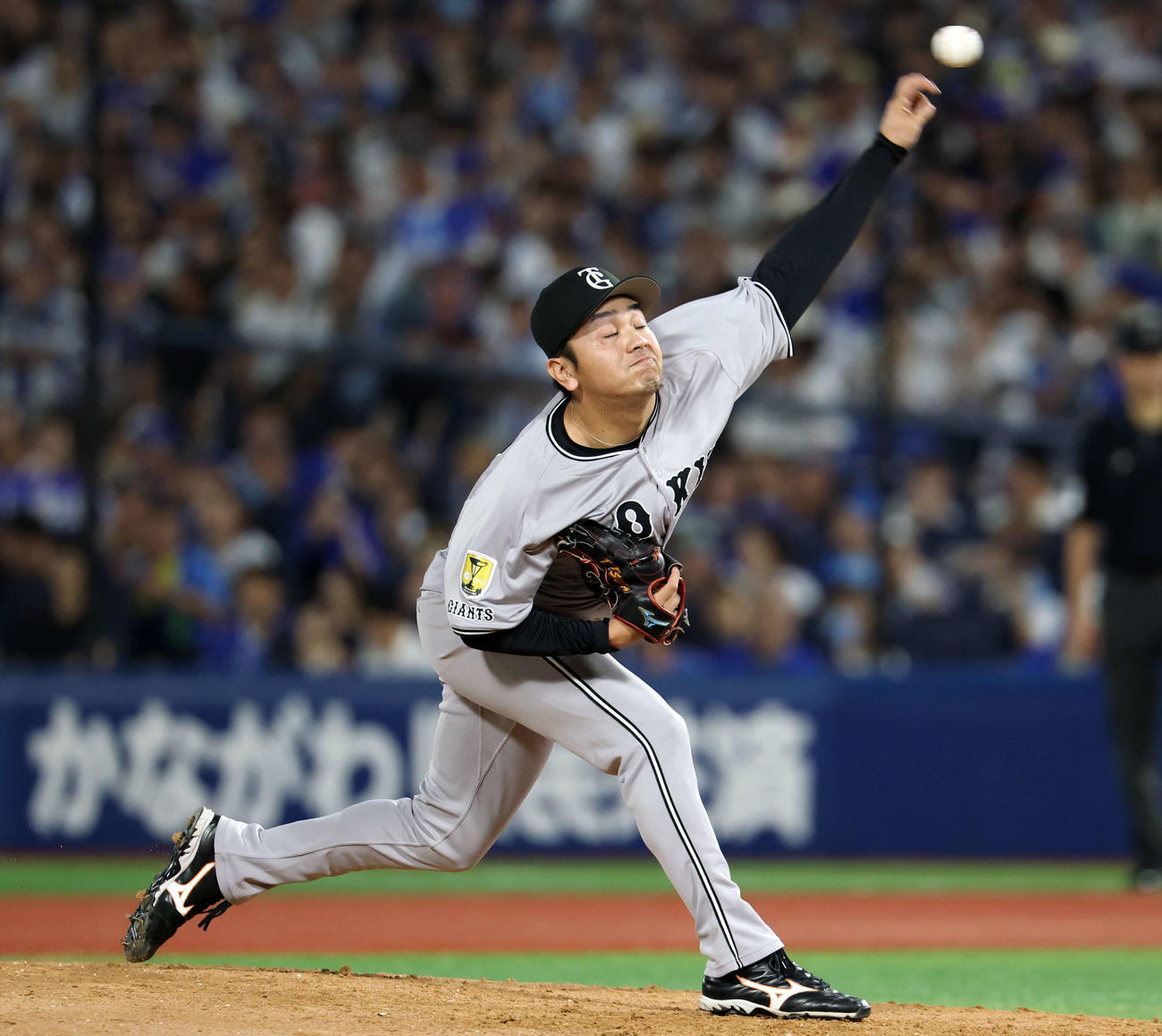 DeNA対巨人　4回裏DeNA1死二、三塁の場面で登板した石川（撮影・浅見桂子）