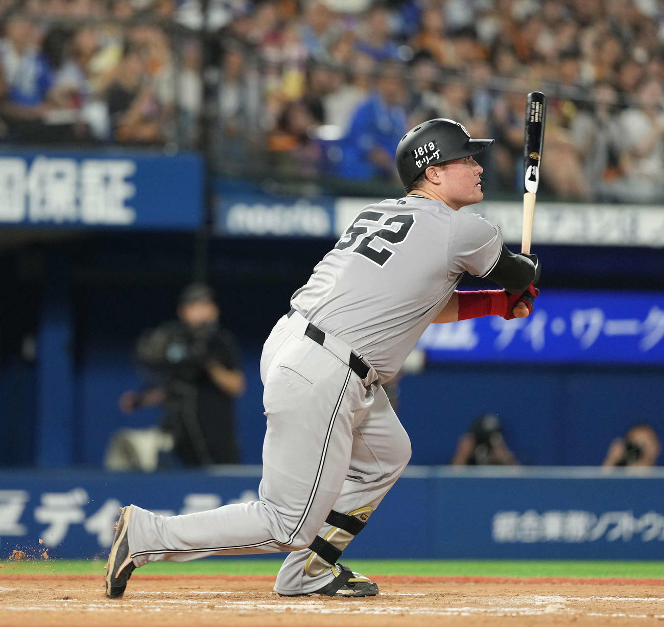 DeNA対巨人　8回表巨人無死二、三塁、中犠飛を放つリチャード（撮影・井上学）