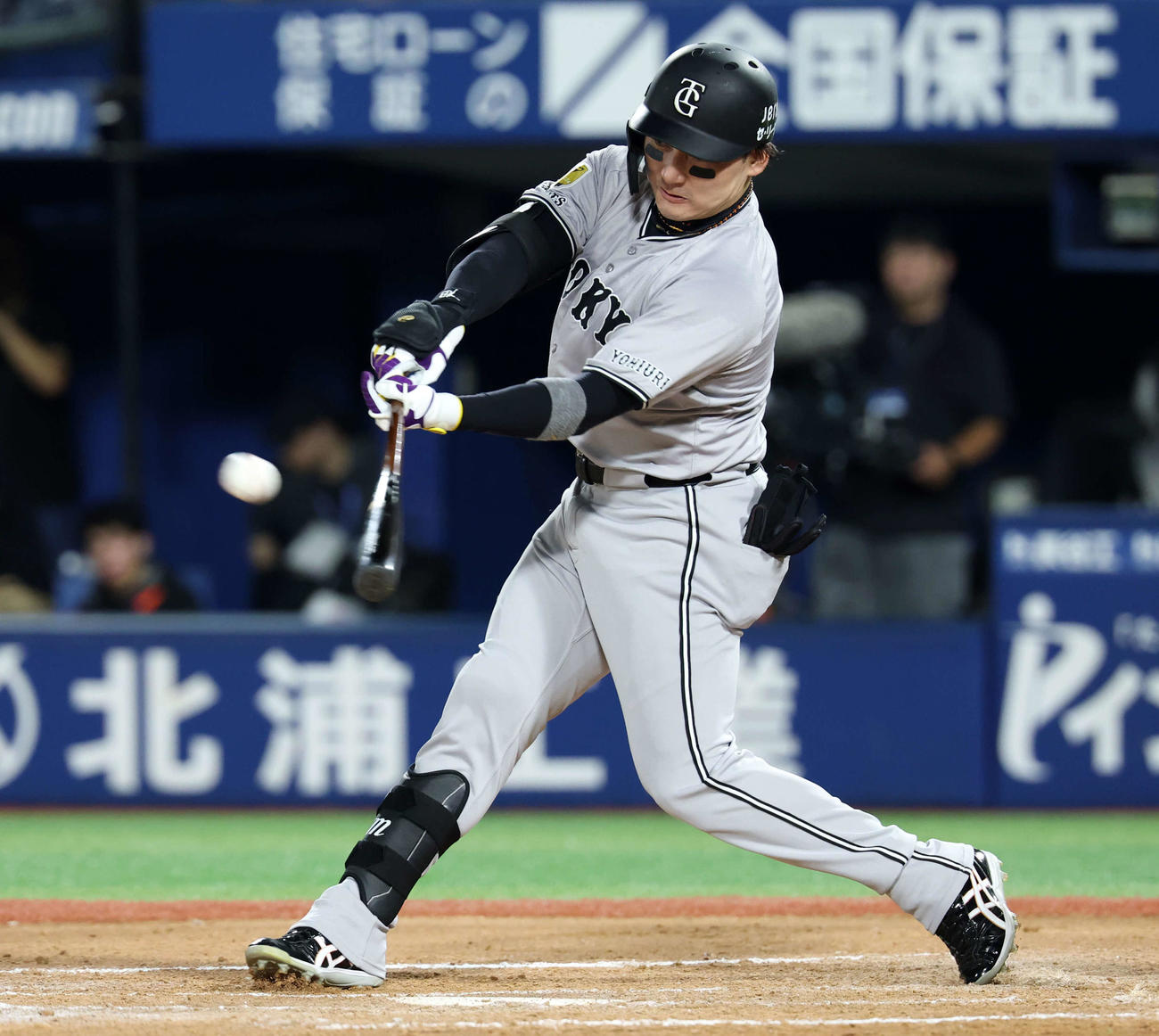 DeNA対巨人　2回表巨人2死二塁、丸は適時二塁打を放つ（撮影・浅見桂子）
