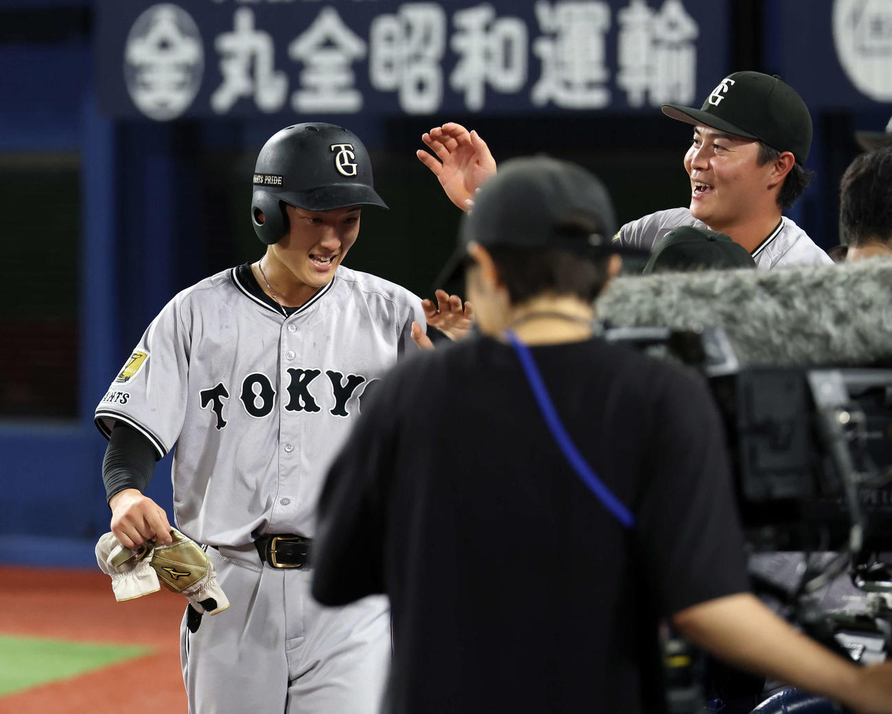 DeNA対巨人　2回表巨人2死二塁、丸の適時二塁打で生還した浦田はナインとハイタッチ（撮影・浅見桂子）