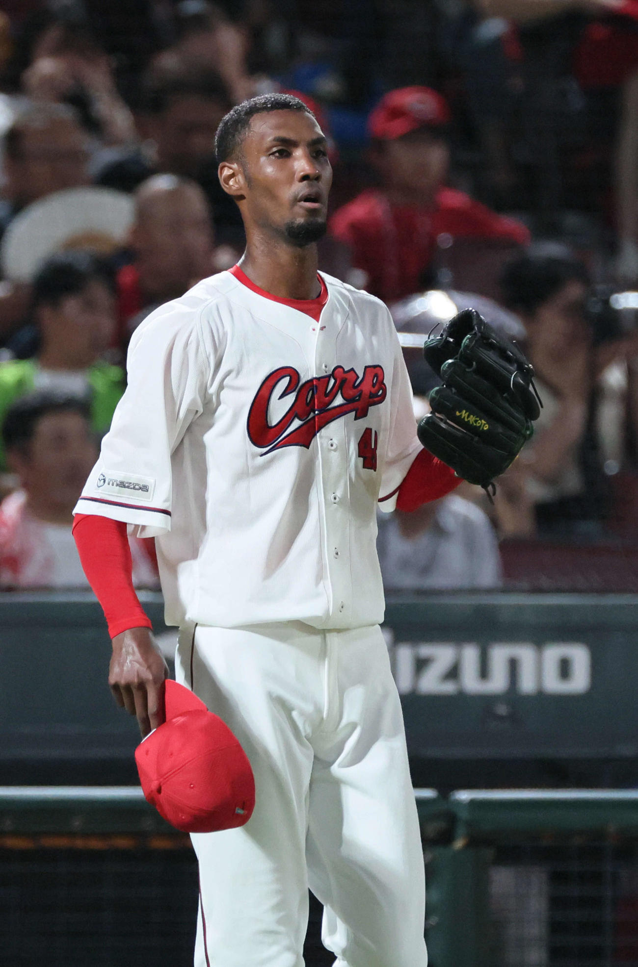 広島対ヤクルト　6回表ヤクルト2死一、二塁、オスナに勝ち越しの右適時二塁打を浴びたアドゥワ（撮影・加藤孝規）