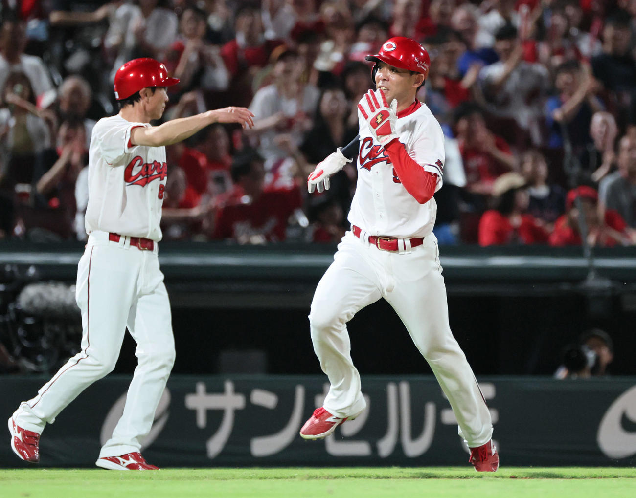 広島対ヤクルト　5回裏広島無死一塁、菊池の先制左適時二塁打で本塁を狙う秋山。左は赤松コーチ（撮影・加藤孝規）