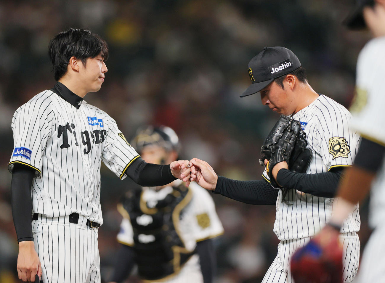 阪神対中日　9回表に登板し、三者凡退に抑えた椎葉（右）を出迎える才木（撮影・上山淳一）
