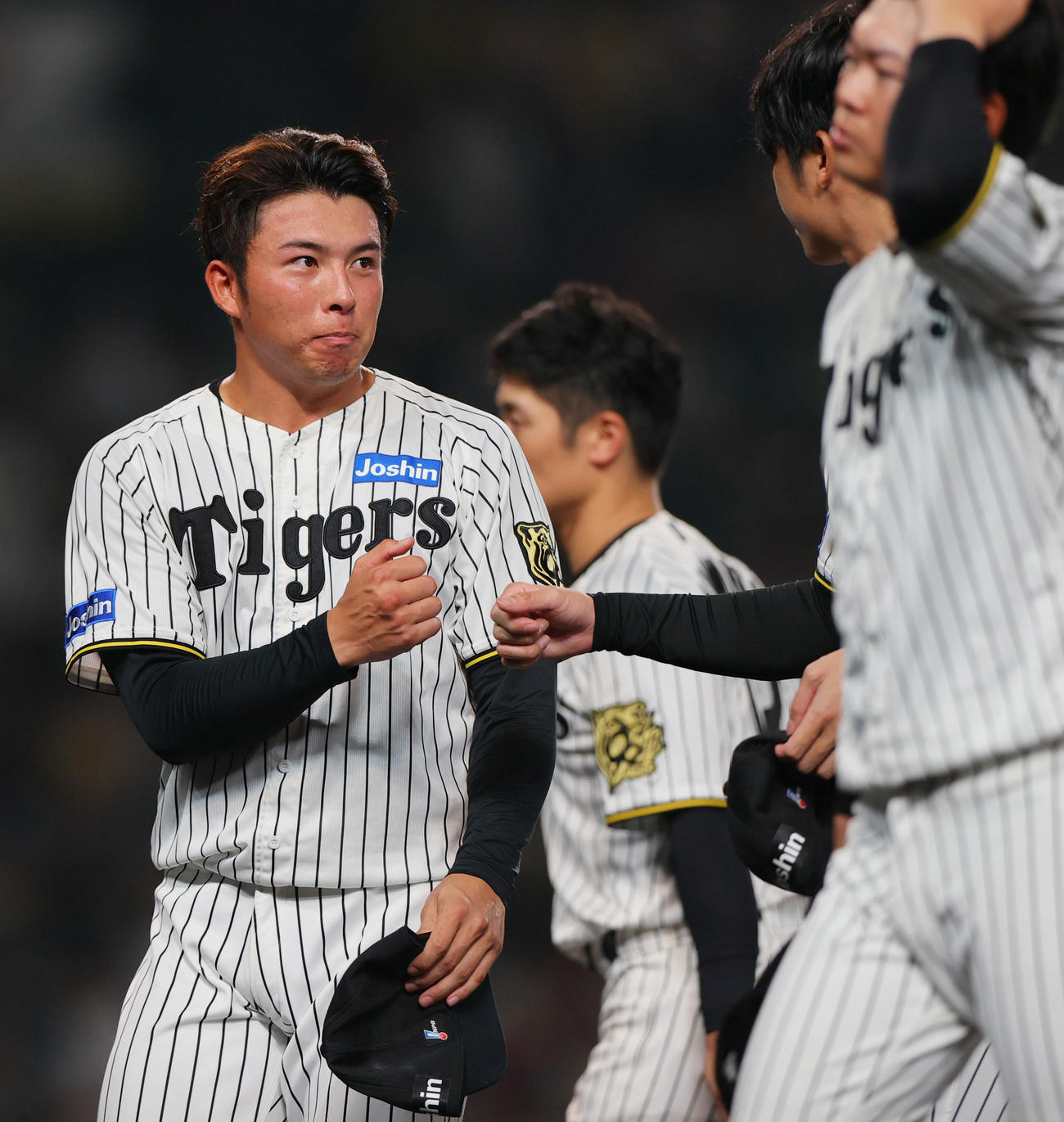 阪神対中日　好投した阪神椎葉（左）とタッチをかわす才木（撮影・上山淳一）