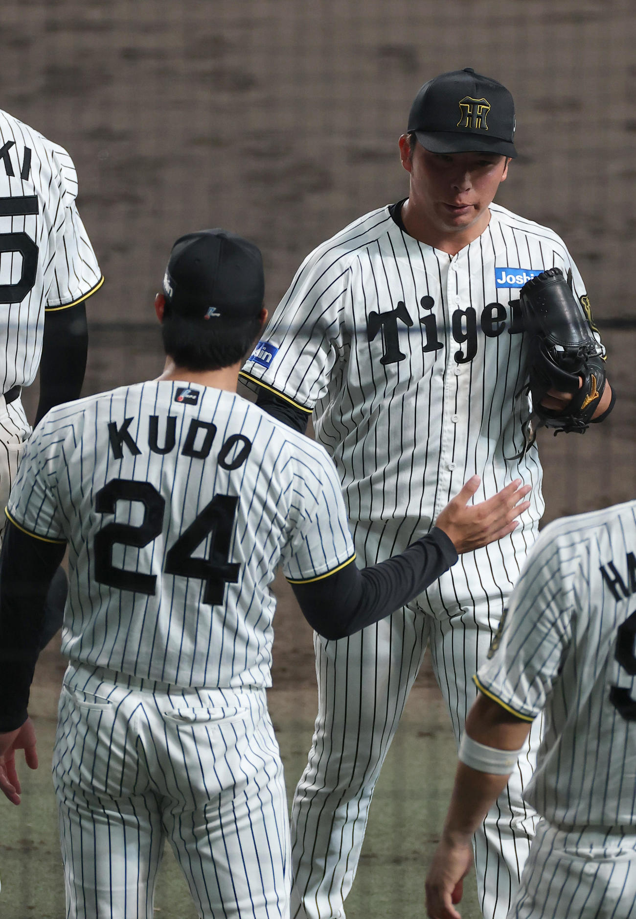 阪神対中日　8回を無失点に抑えた3番手椎葉（右）は工藤とハイタッチをする（撮影・上田博志）