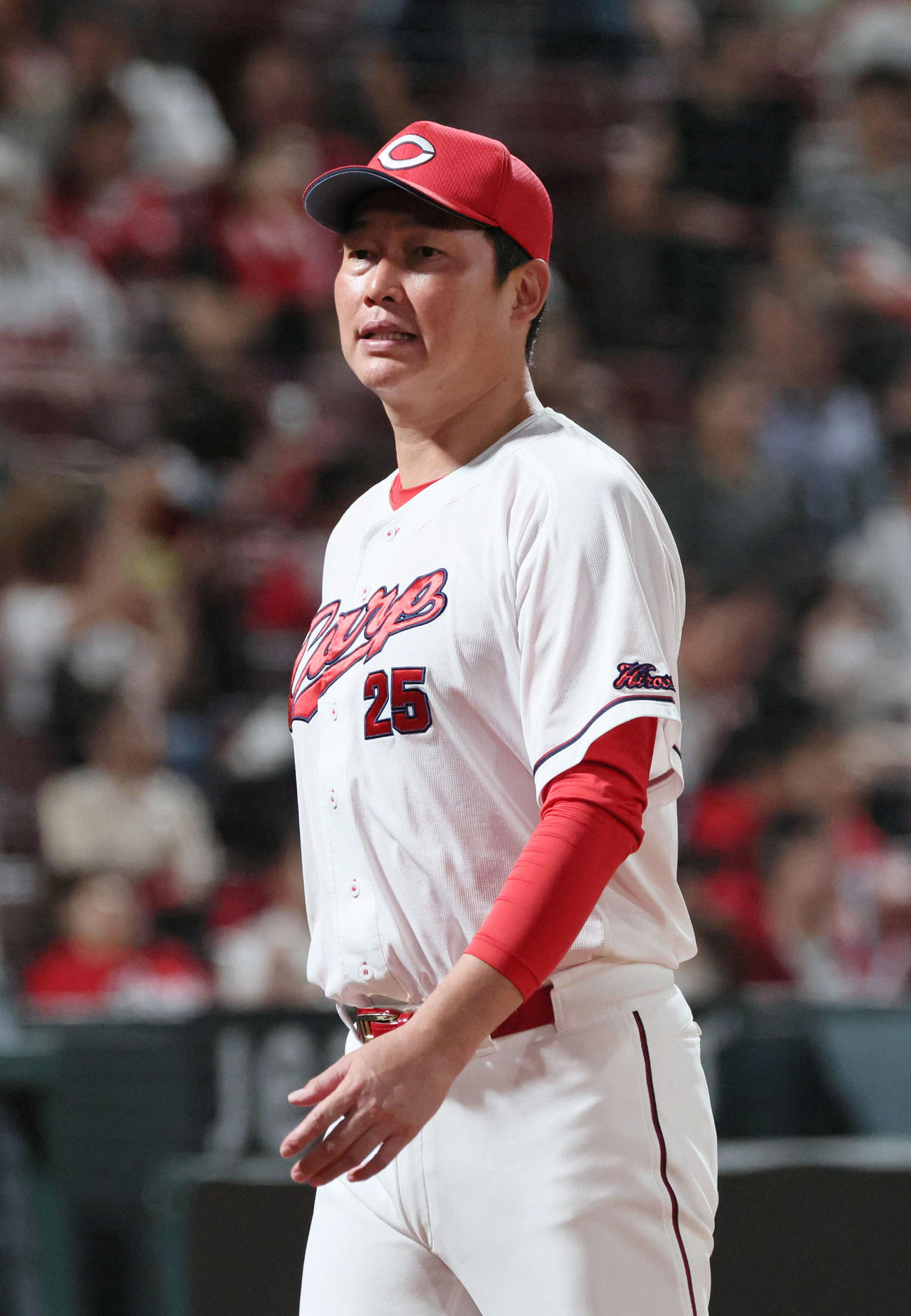 広島対ヤクルト　7回裏終了時、交代を告げる新井監督（撮影・加藤孝規）