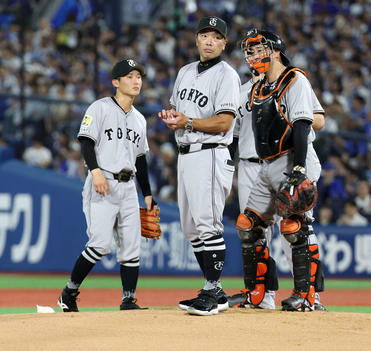 DeNA対巨人　1回裏DeNA無死満塁、赤星の降板を告げ、厳しい表情の阿部監督（中央）（撮影・浅見桂子）