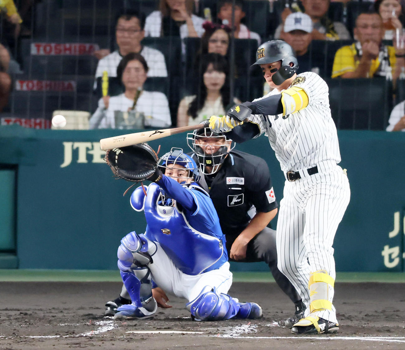阪神対中日　1回裏阪神2死、森下は右前打を放つ（撮影・加藤哉）