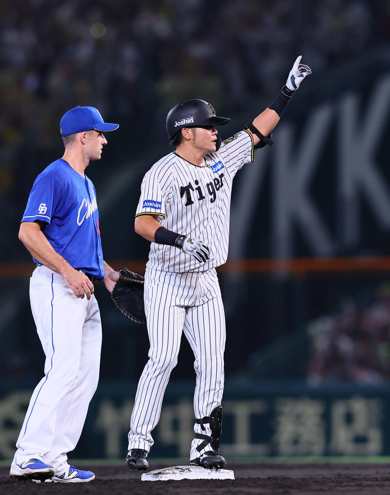 阪神対中日　2回裏阪神1死、小野寺は左越えに二塁打を放ちポーズをとる（撮影・藤尾明華）