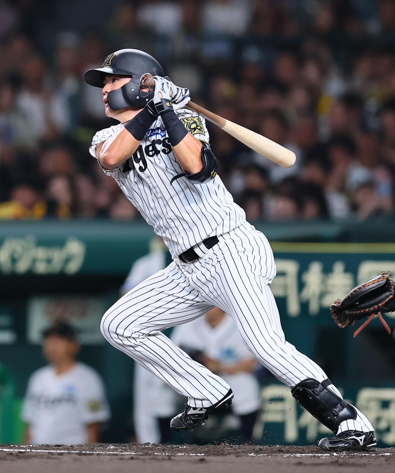 阪神対中日　2回裏阪神1死、小野寺は左越えに二塁打を放つ（撮影・藤尾明華）