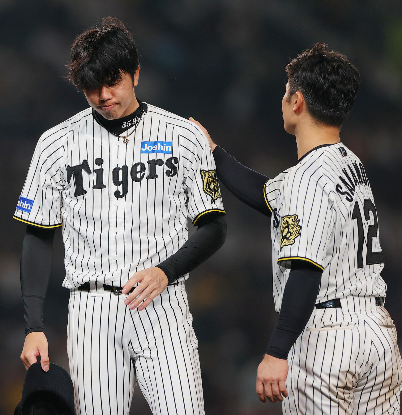 阪神対中日　中日に敗れ、才木（左）を励ます坂本（撮影・上山淳一）