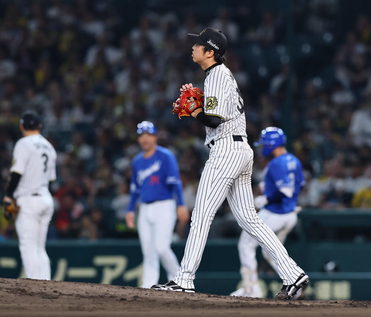 阪神対中日　7回表中日1死三塁、石伊（右）に右前適時打を許した才木（撮影・藤尾明華）