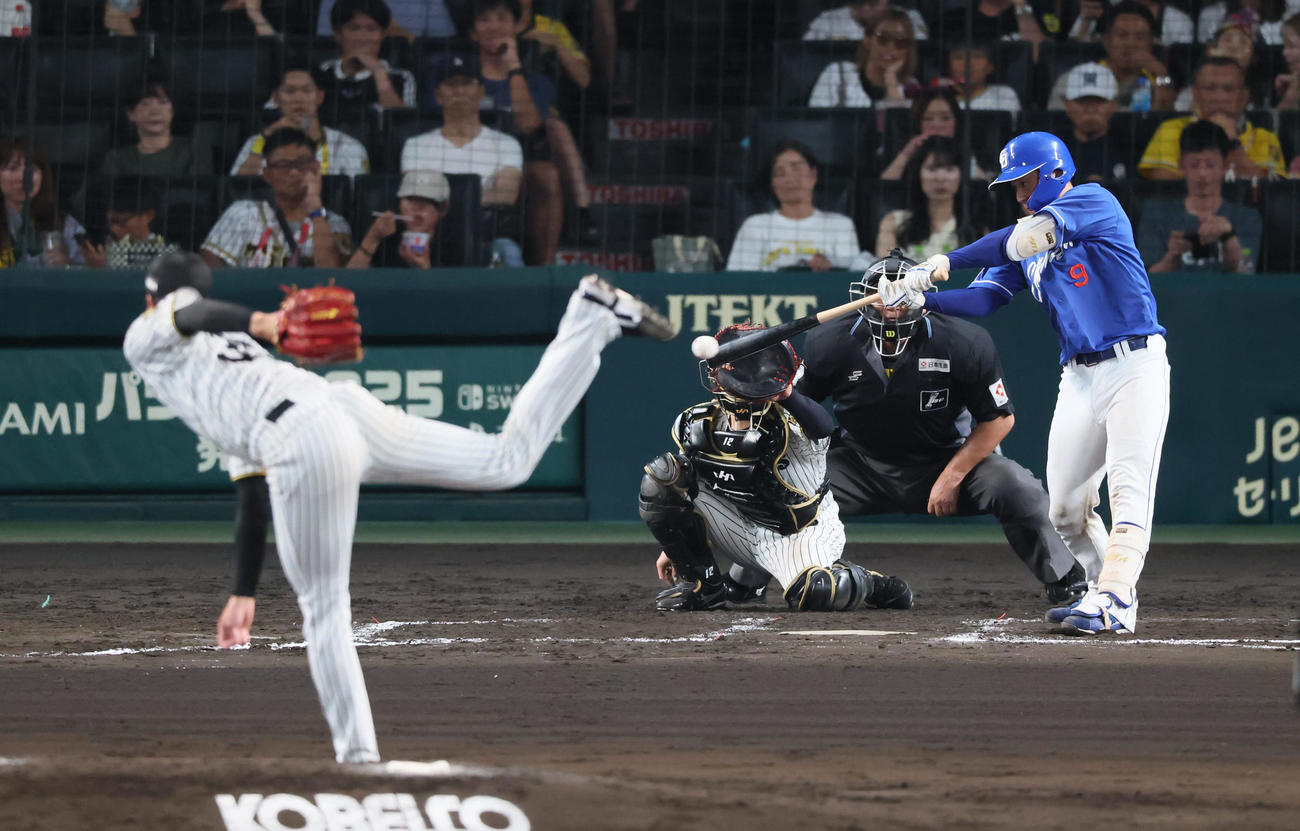 阪神対中日　7回表中日1死三塁、石伊は右前適時打を放つ。投手才木（撮影・加藤哉）