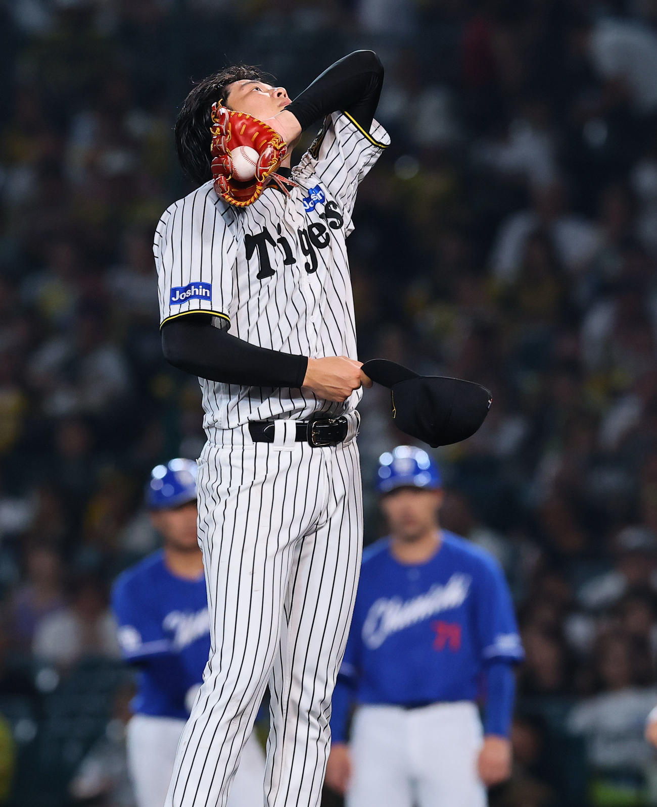 阪神対中日　7回表中日1死三塁、石伊に右前適時打を許し汗をぬぐう才木（撮影・藤尾明華）