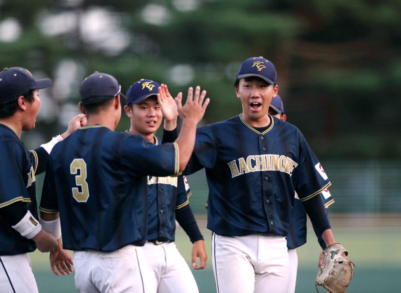 八戸学院大対青森大　仲間と勝利を喜ぶ八戸学院大・小林（右）（撮影・木村有優）