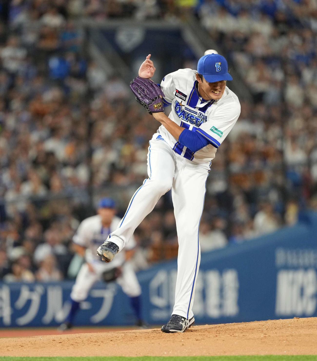 DeNA対巨人　2回表巨人無死、岡本の打球が藤浪に向かう（撮影・井上学）